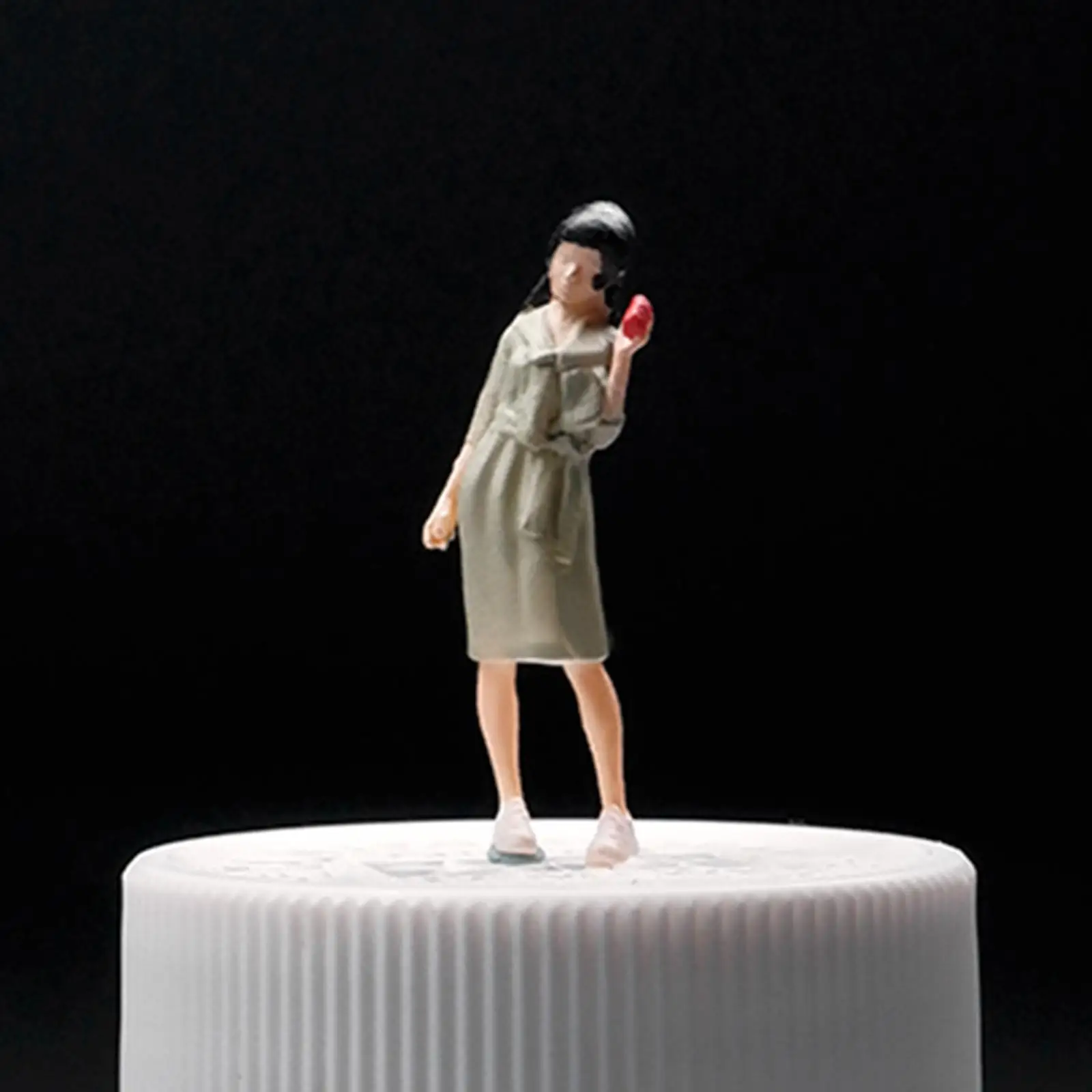 1:64 Scale Miniature Girls Model Diorama Scenery Resin Tiny 1/64 Scale People Model for Miniature Scene Desktop Decoration
