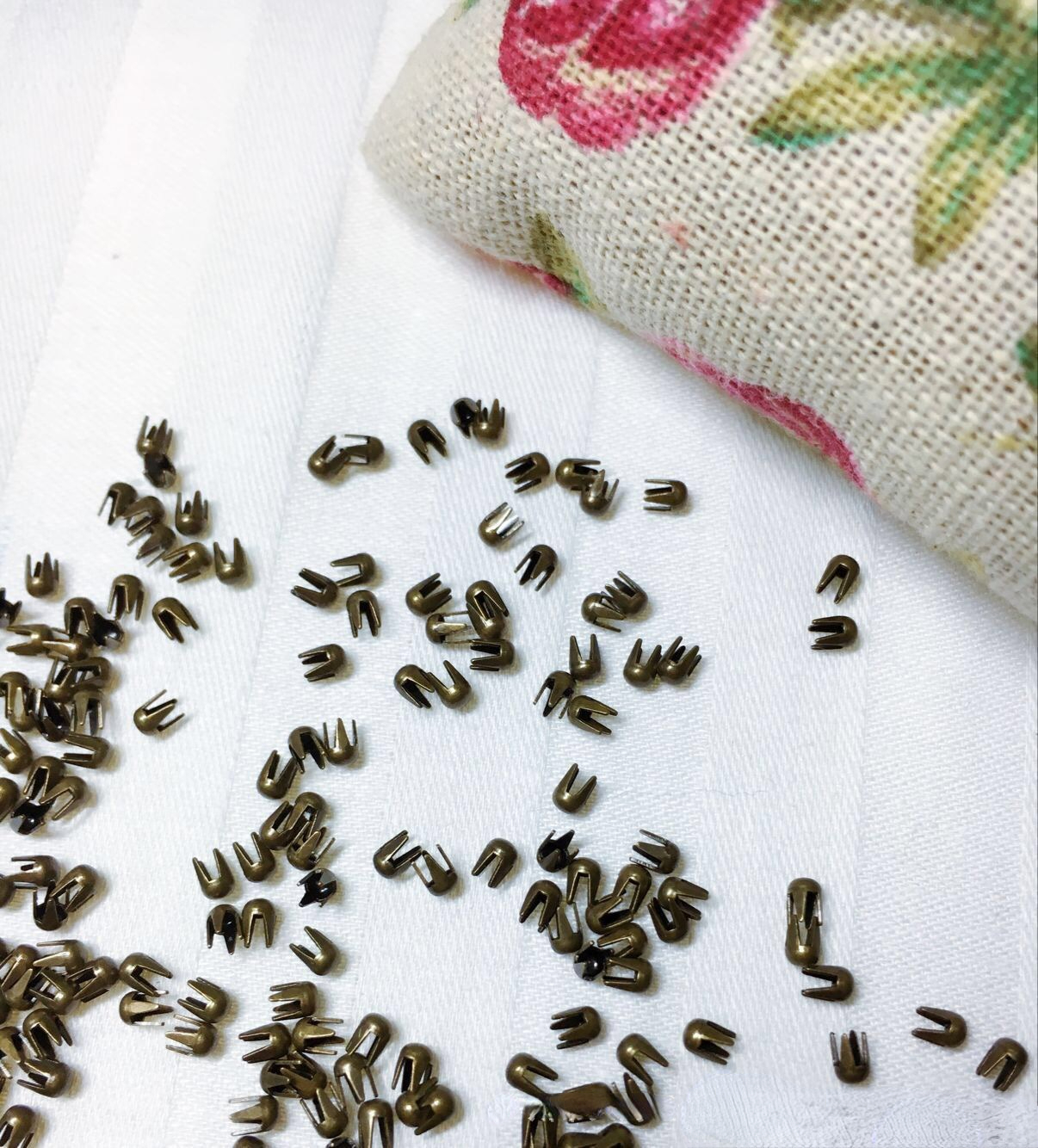 Description Picture 3 of item100Pcs 2mm Mini Garment Rivets For DIY Doll Clothes Bag Handmade Scrapbooking Buttons Sewing Accessories