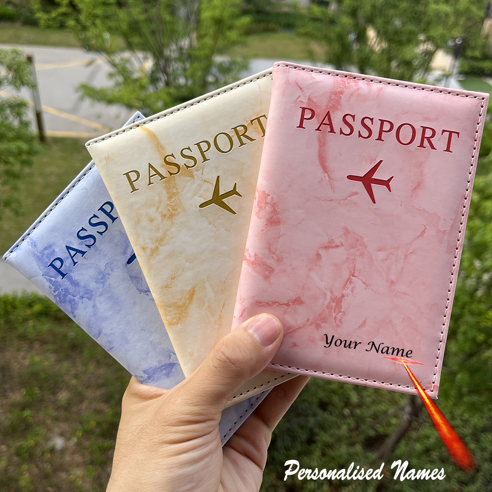 Passen Sie die personal isierte Pass hülle mit dem Namen Reisekoffer für Reisepässe an – Detail 3