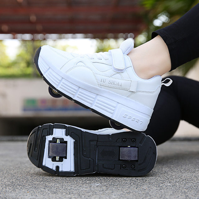 Patins De Hobby E Patins De Rolo De Telefone Celular E De Jovem Ou Menina.  Smartphone Com Aplicativo De Jogos De Skate. Móvel Imagem de Stock - Imagem  de celular, patinar: 271433541