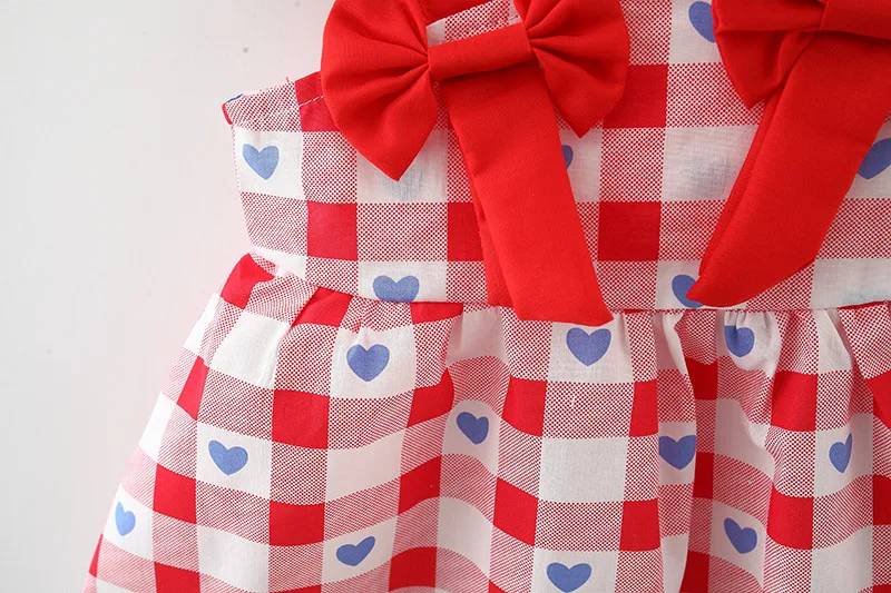 Vestido Curto Infantil com Textura Xadrez e Botões de Coração