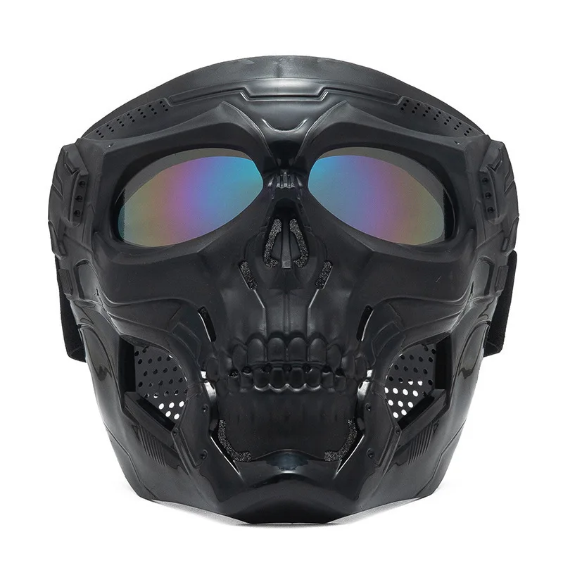 Detalle de las gafas y la máscara de calavera
