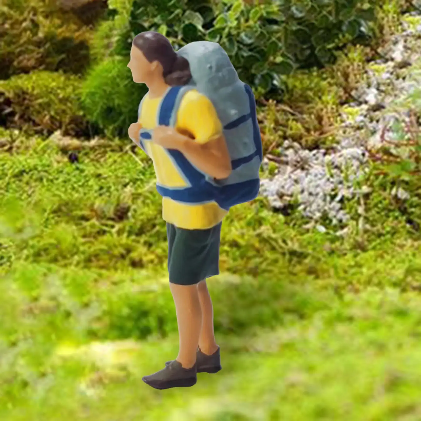1:64 Figure Backpacker Handpainted Resin Mini Travelers for Diorama Scenery
