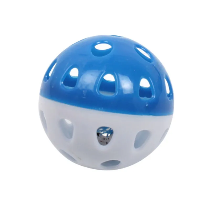 Una pelota deportiva con una mitad superior azul y una mitad inferior blanca. Parece ser un tipo de pelota utilizada para practicar deportes, posiblemente una pelota de voleibol o una pelota similar, dado el patrón de agujeros y la forma general.