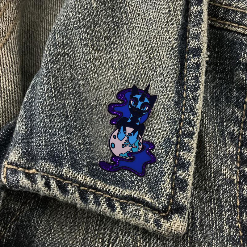 Glitter Blau Alicorn Ponny Prinzessin X Lunaa Emaille Pin Brosche Fantasie Mond Einhorn Abzeichen für Rucksäcke Mode Schmuck Geschenk – Detail 2