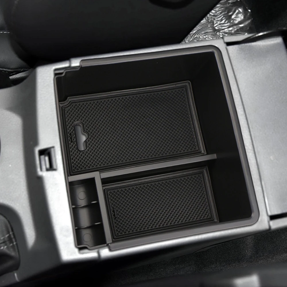 Caja de almacenamiento con reposabrazos instalada en el interior de una Ford Ranger