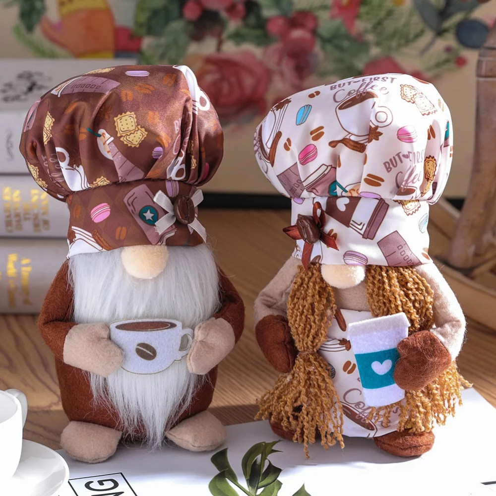 Dos muñecos de peluche que se asemejan a gnomos o criaturas fantásticas similares. Llevan gorros y delantales de chef y cada uno sostiene una taza de café.