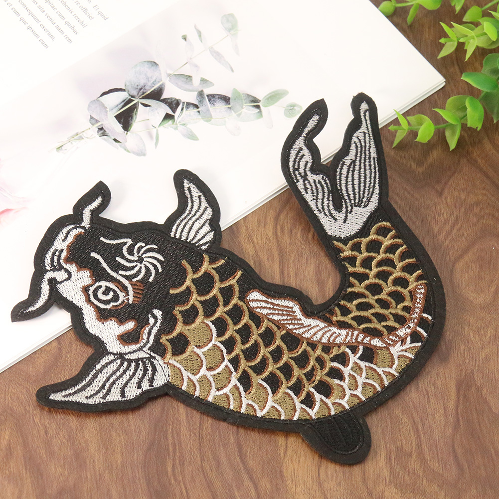 Große Karpfen-Stickerei, selbstklebend, zum Bügeln, dekoratives Zubehör, Kleidung, Bettwäsche, Heimstoffe, DIY-Patch, Reparaturaufkleber – Detail 1