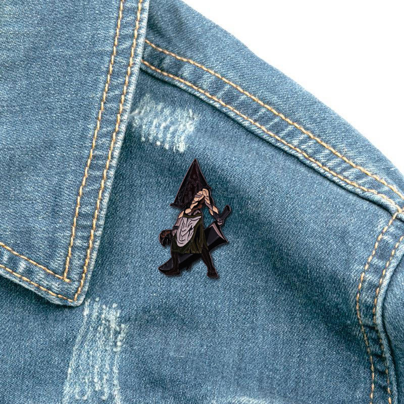 Silent Hillll Pyramid Head Emaille Pin Horror Videospiel Film Abzeichen Rucksack Dekoration Schmuck – Detail 2