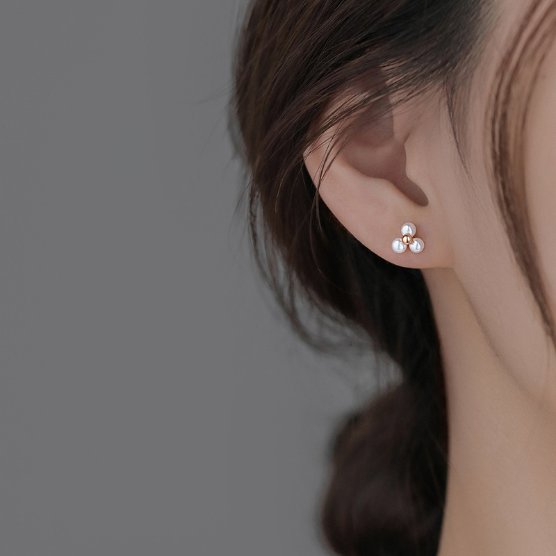 VOQ Silberfarbene runde Perlen-Dreieck-Ohrstecker für Damen, klassischer feiner Schmuck, minimalistische Accessoires, Perlenohrringe – Detail 6
