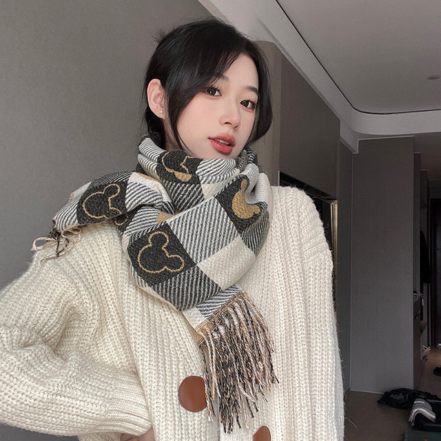 罕有Gucci x Mickey Mouse scarf (brand new with box!), 名牌, 飾物及