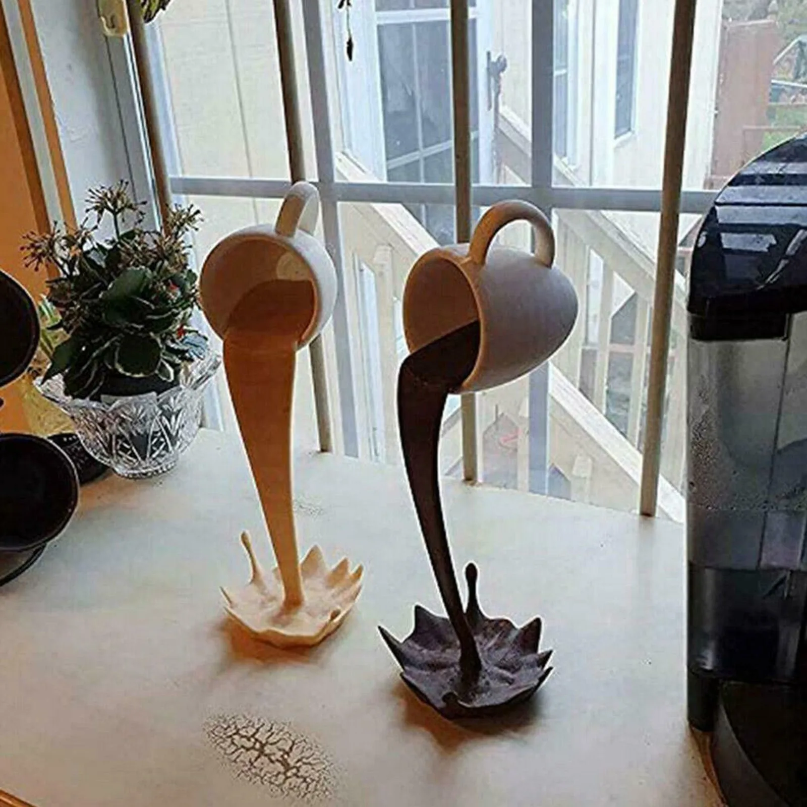 Resin Statues Floating Spilling Coffee Cup Kitchen Decor Spilling Magic Pouring Splash Creative Desktop Home Decoration Crafts