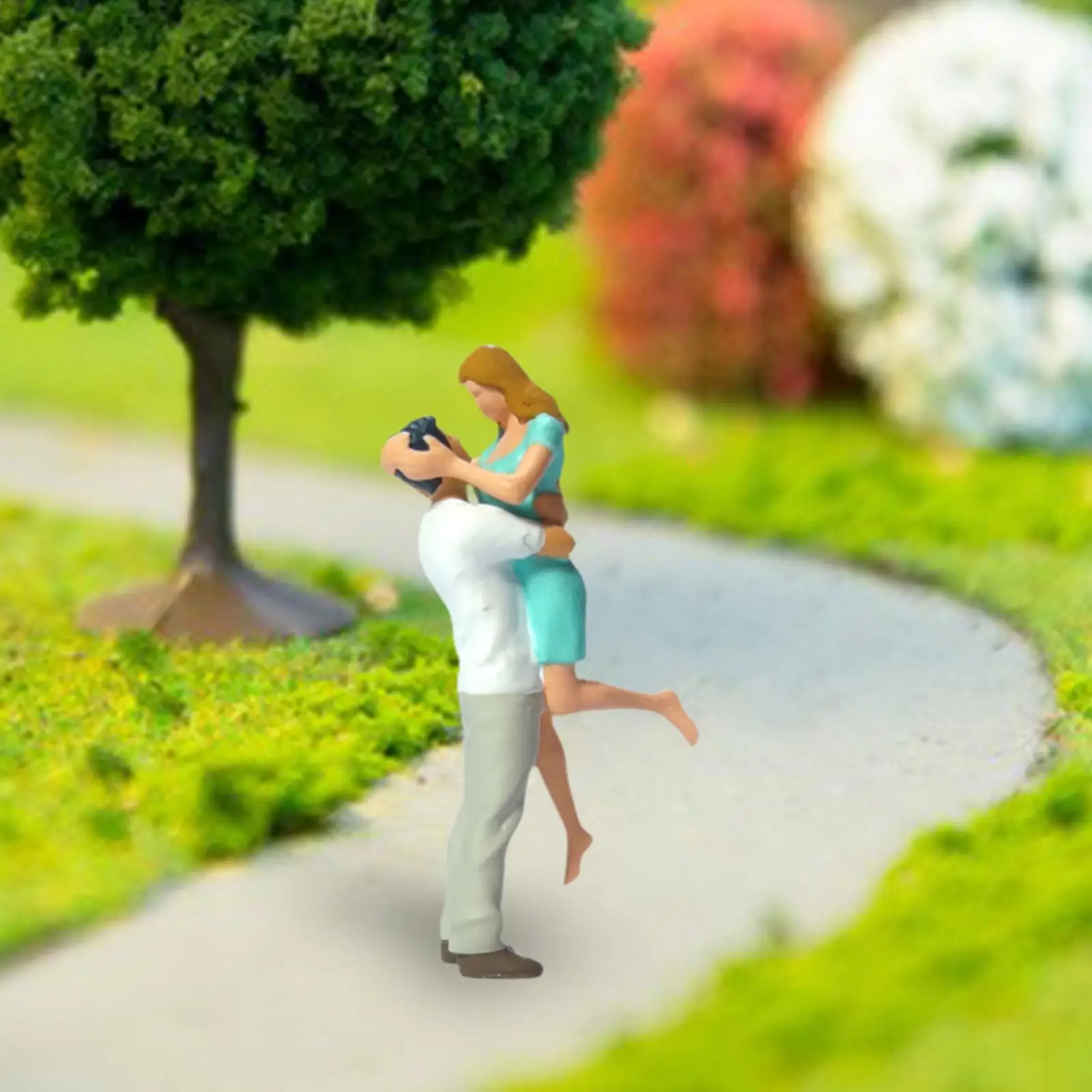 Resin 1/64 Hugging Couple Model Figure Collectibles Model Trains People Figures for DIY Scene Dollhouse Photography Props Layout