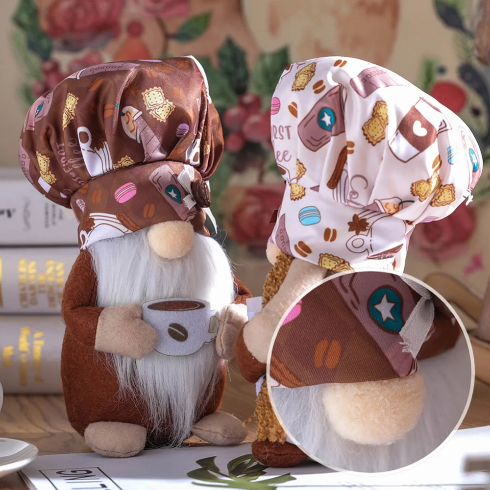 Dos peluches que se asemejan a personajes de dibujos animados, posiblemente de un libro infantil o un medio similar. Llevan gorros de chef con un diseño temático del café, lo que sugiere que podrían ser personajes relacionados con la cocina o la repostería.