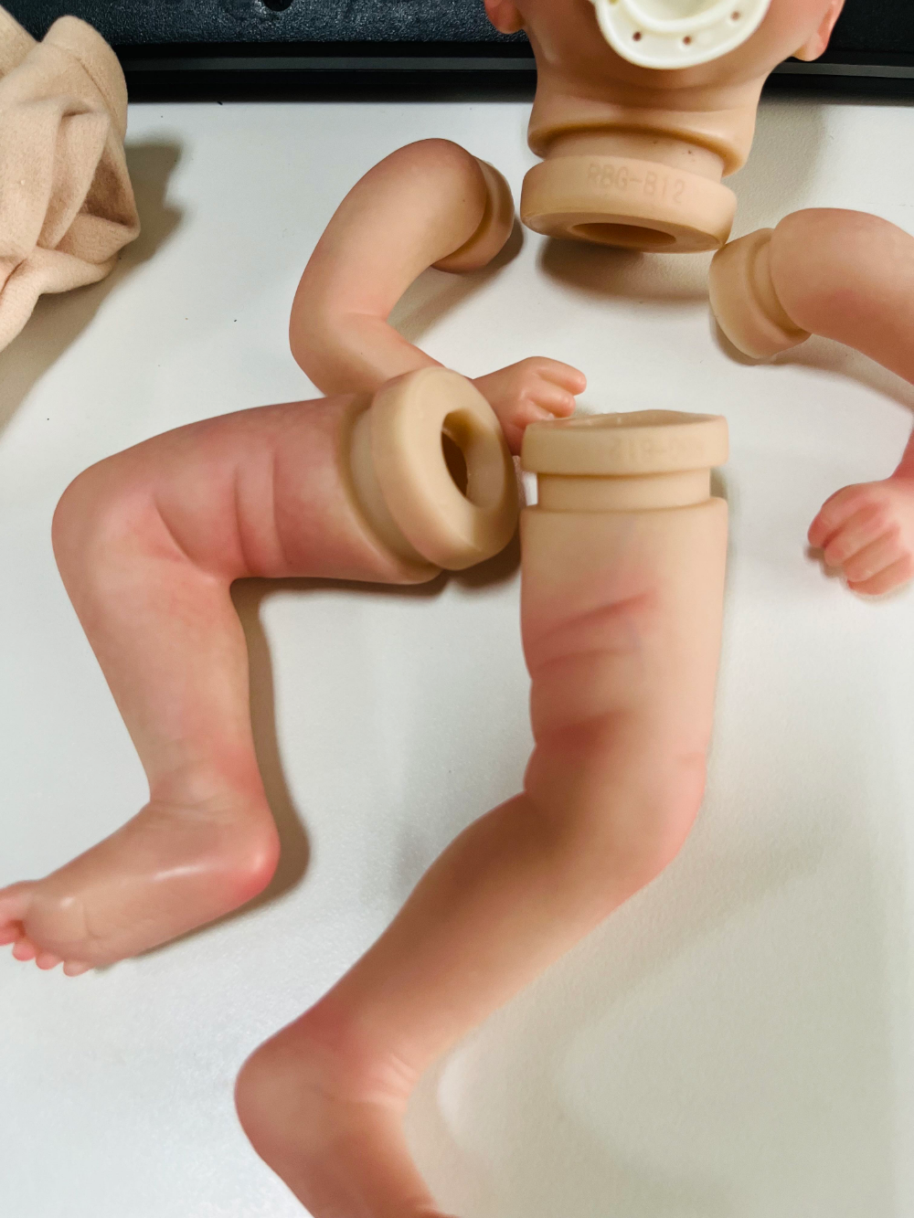 11 Zoll bereits bemaltes Bebe Reborn Puppenbausatz Salia mit bemaltem Haarstoffkörper inklusive DIY Blank Reborn Kit sichtbare Adern – Detail 4