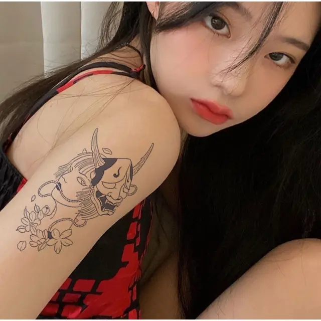 Tatuagem falsa da arte do corpo da tatuagem do cavalo de xadrez à prova  dwaterproof água do suco da erva tatuagem temporária para a mulher