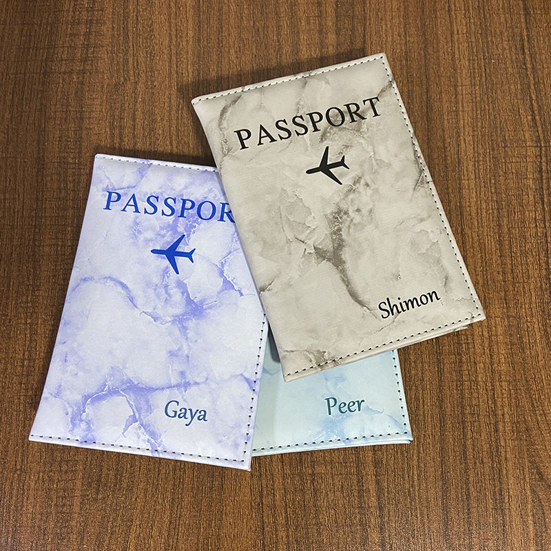 Passen Sie die personal isierte Pass hülle mit dem Namen Reisekoffer für Reisepässe an – Detail 1