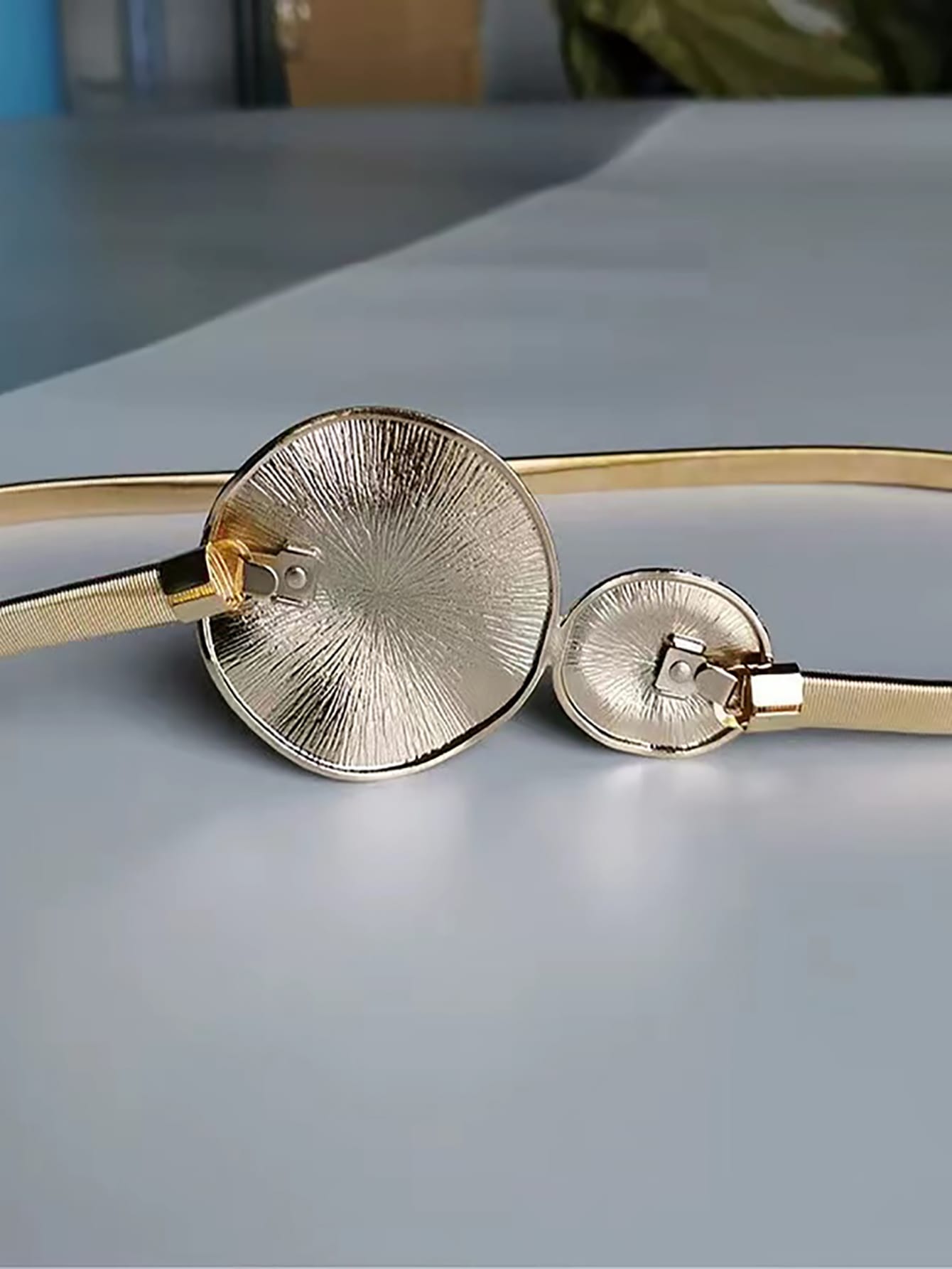 Strukturierter Gürtel mit runder Schnalle aus Metall – Detail 3