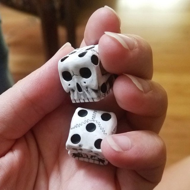 Skull Dice,10 Pieces 16MM Halloween D6 Dice Mini Skull Face,Unique 6