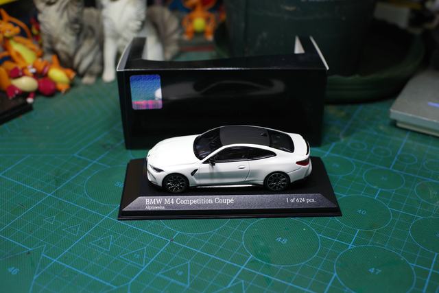 MINICHAMPS 1/43 Diecast car model BMW M4 two door 2020 Alpine