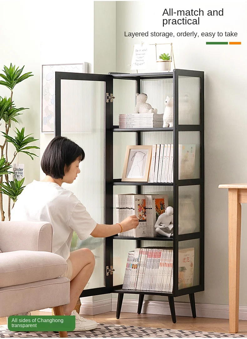 Una mujer está mirando una estantería con muchos libros sobre ella.