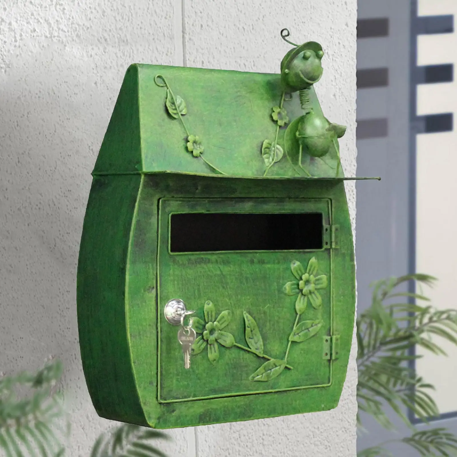 Vintage Pastoral Outdoor Iron Mailbox Lockable Wall Mounted Post Box Key Mailbox Rainproof Letterbox for Outdoor Garden Decor