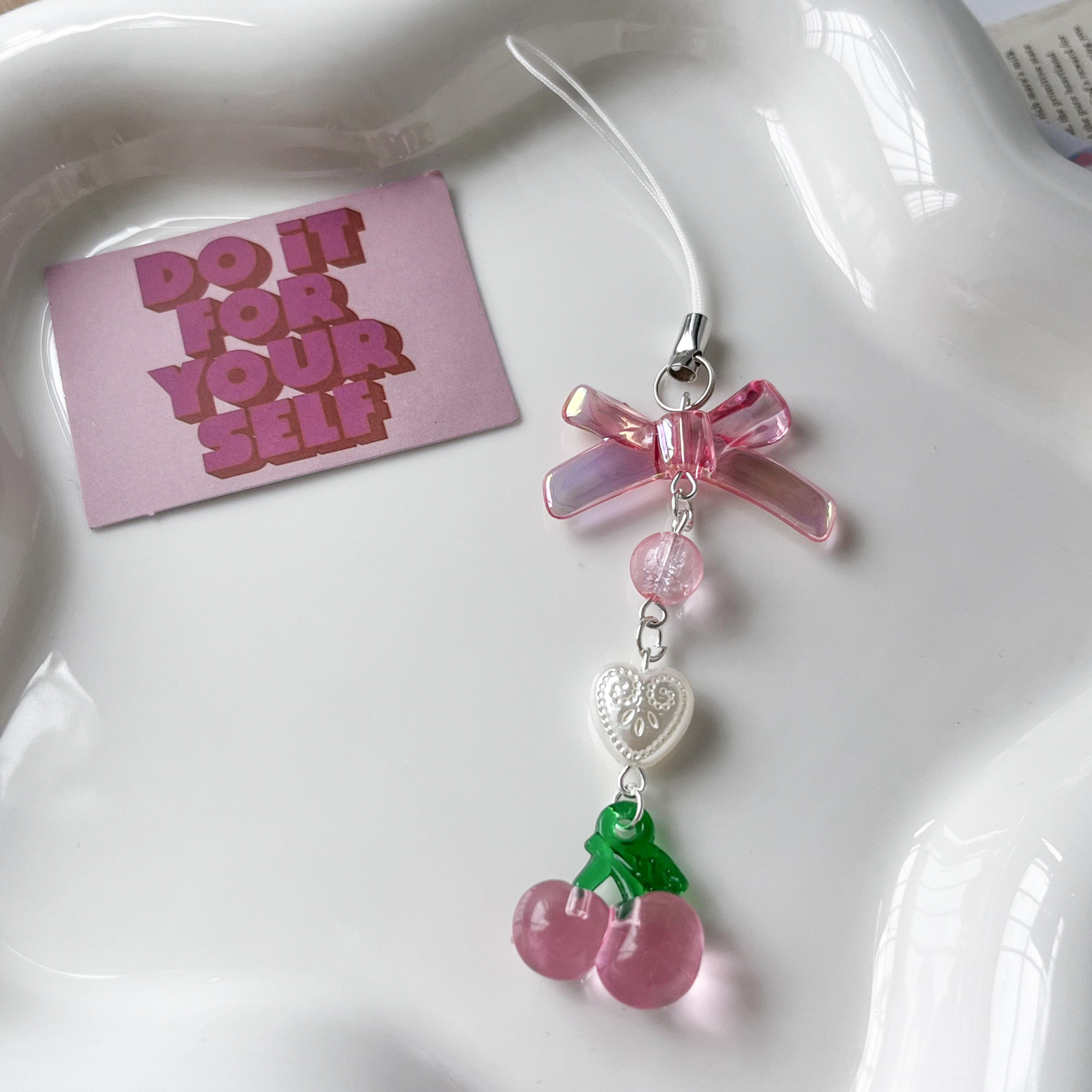 Süße rosa rote Kirsche Erdbeere Handyband Charm Landyard Schlüsselanhänger Schlüsselanhänger für Mädchen Frau Tasche Kamera Anhänger für Airpods Fall – Detail 5