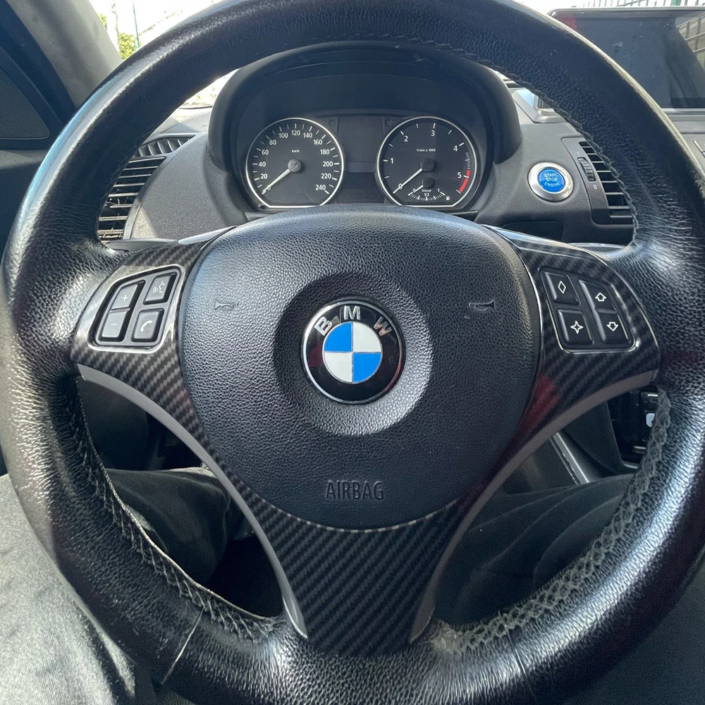 Detalle del acabado en plata y fibra de carbono