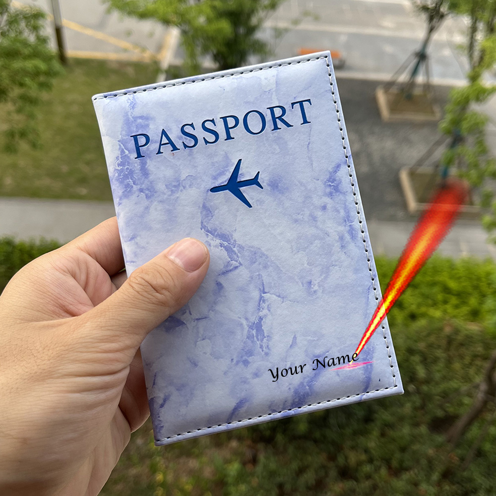 Passen Sie die personal isierte Pass hülle mit dem Namen Reisekoffer für Reisepässe an – Detail 5
