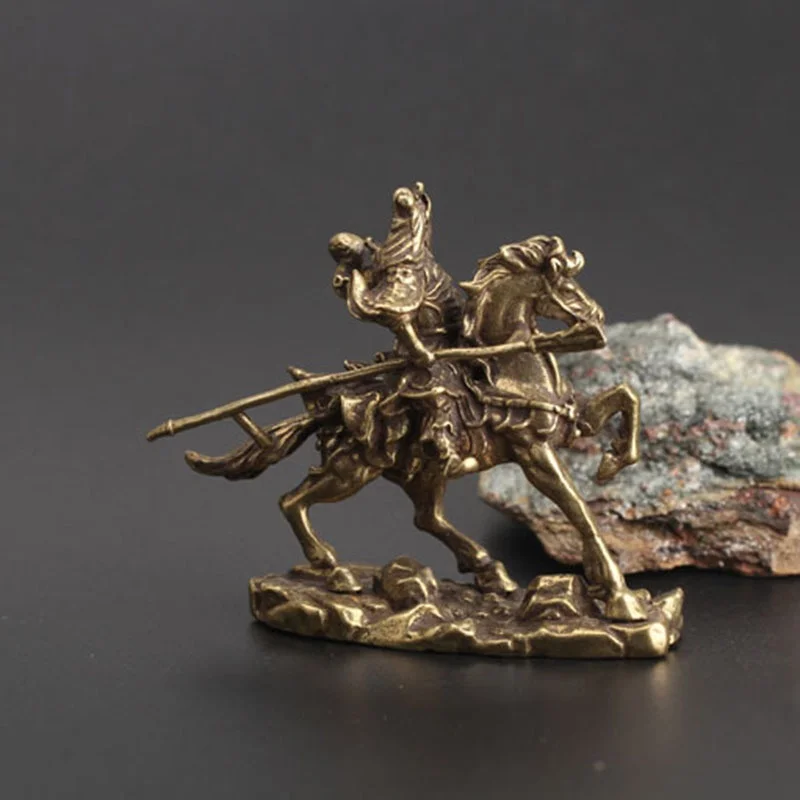 Elegante escultura en miniatura de un caballero a caballo capturando movimiento dinámico y encanto histórico