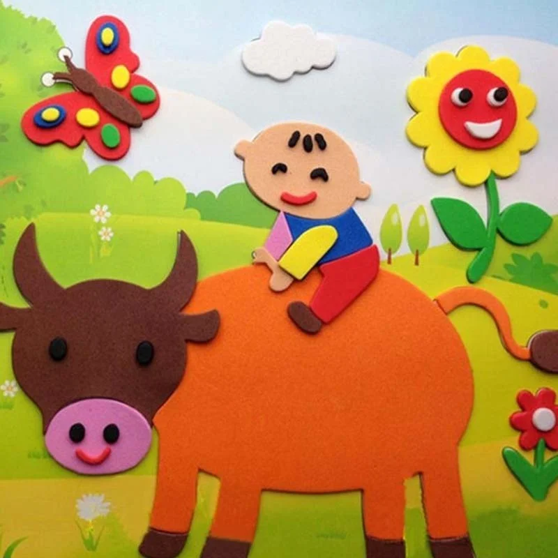 Un niño alegre monta una vaca vibrante a través de un prado colorido rodeado de elementos juguetones como un sol sonriente y una mariposa