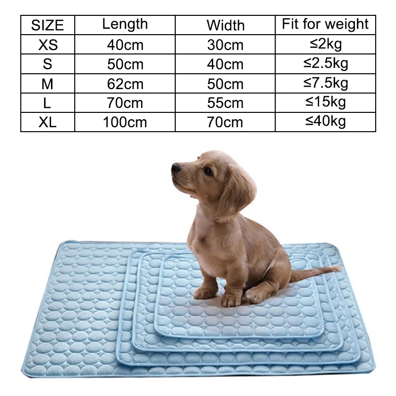 Un perro pequeño sentado en una cama azul para mascotas. La cama para mascotas tiene una superficie texturizada, probablemente diseñada para brindar comodidad y agarre. También hay una tabla con especificaciones de tamaño para la cama para mascotas, indicando el largo, ancho y capacidad de peso para diferentes tamaños de la cama.