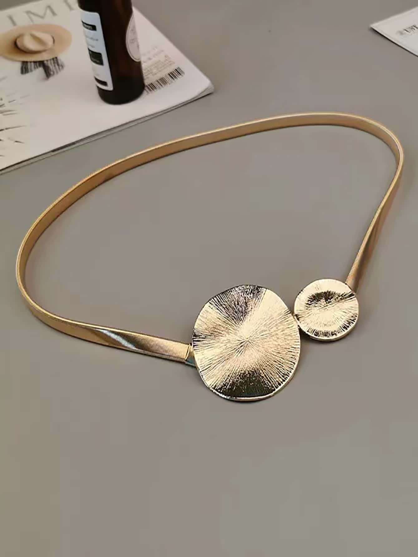 Strukturierter Gürtel mit runder Schnalle aus Metall – Detail 2