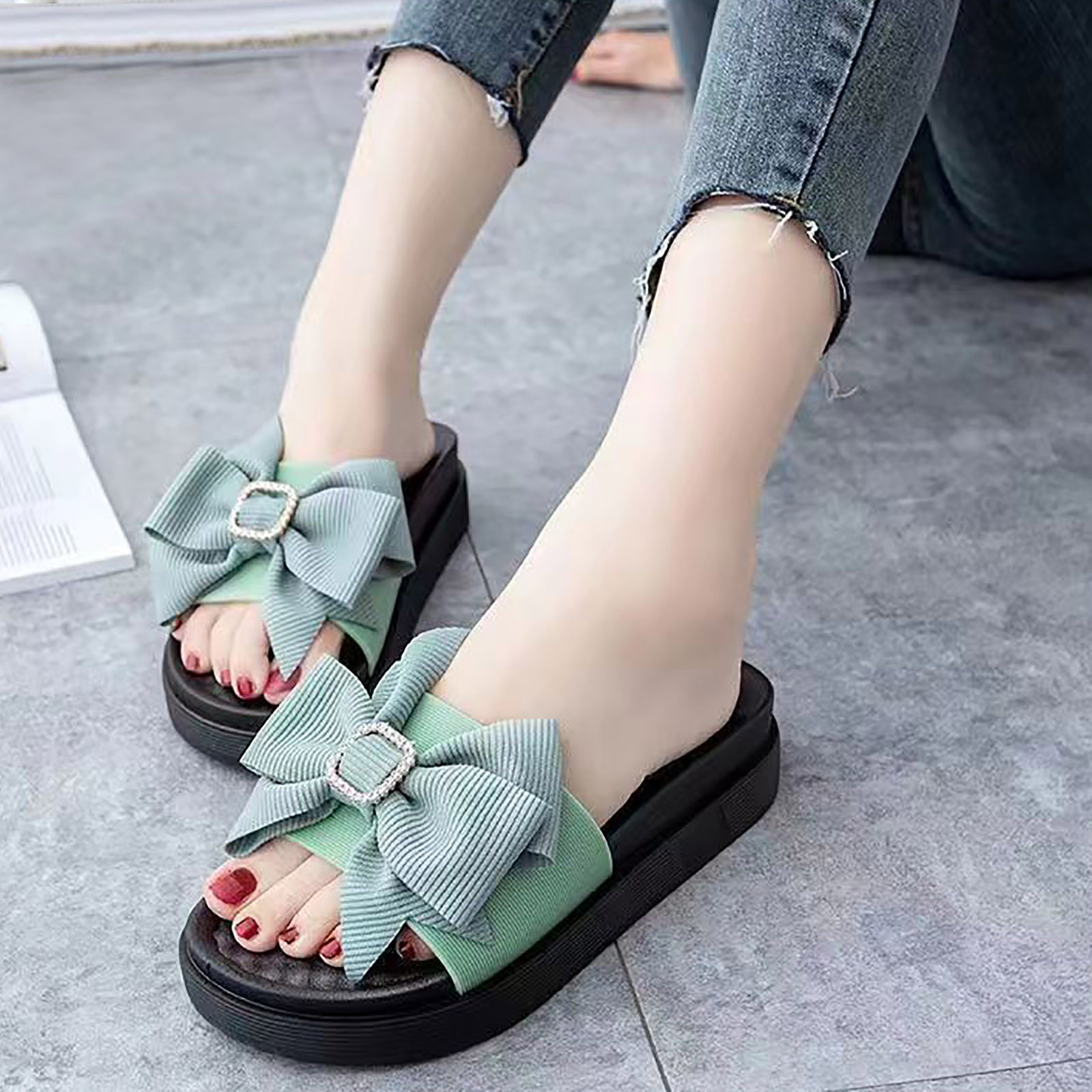 Comfortable Metallic Sandals for Women - une femme d'un certain Ã¢ge