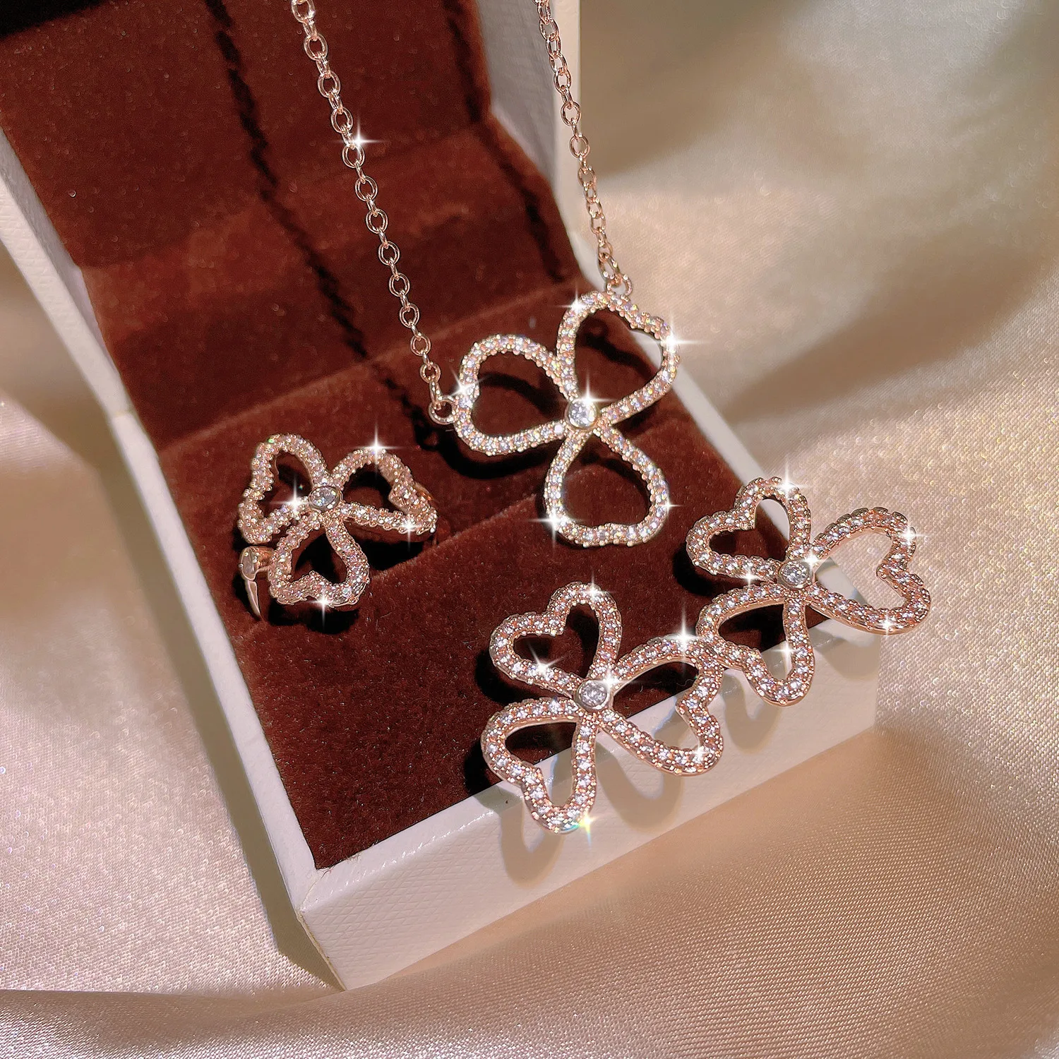 Новое темпераментное ожерелье с четырехлистным клевером, серьги, кольцо, набор из трех предметов, универсальные ювелирные изделия из розового золота с блестящим цирконием, подарок