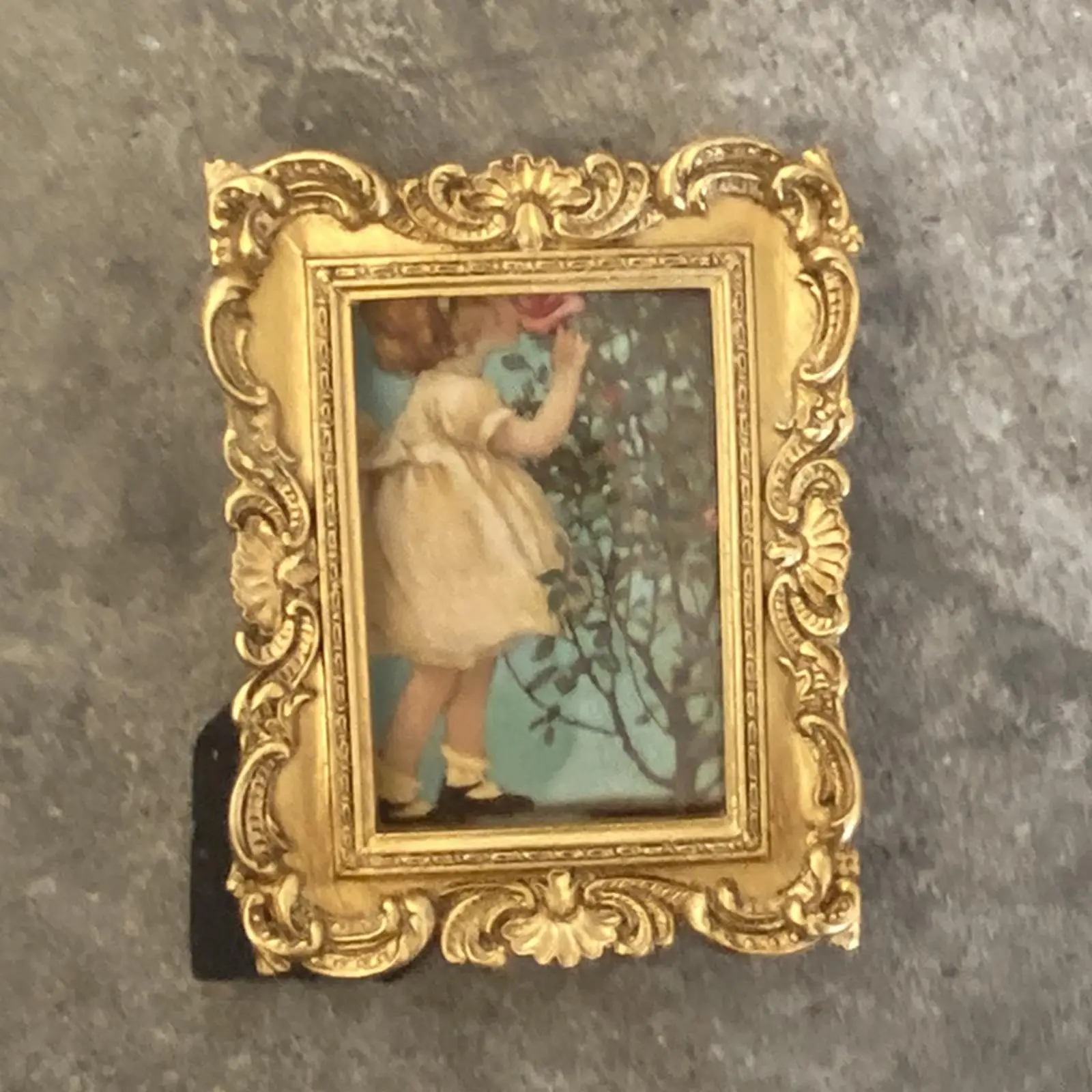 Antique Photo Frame Resin Golden Carved Photo Gallery Art Ornate Desktop and Wall Hanging for Retro Home Decor Gift Ideas