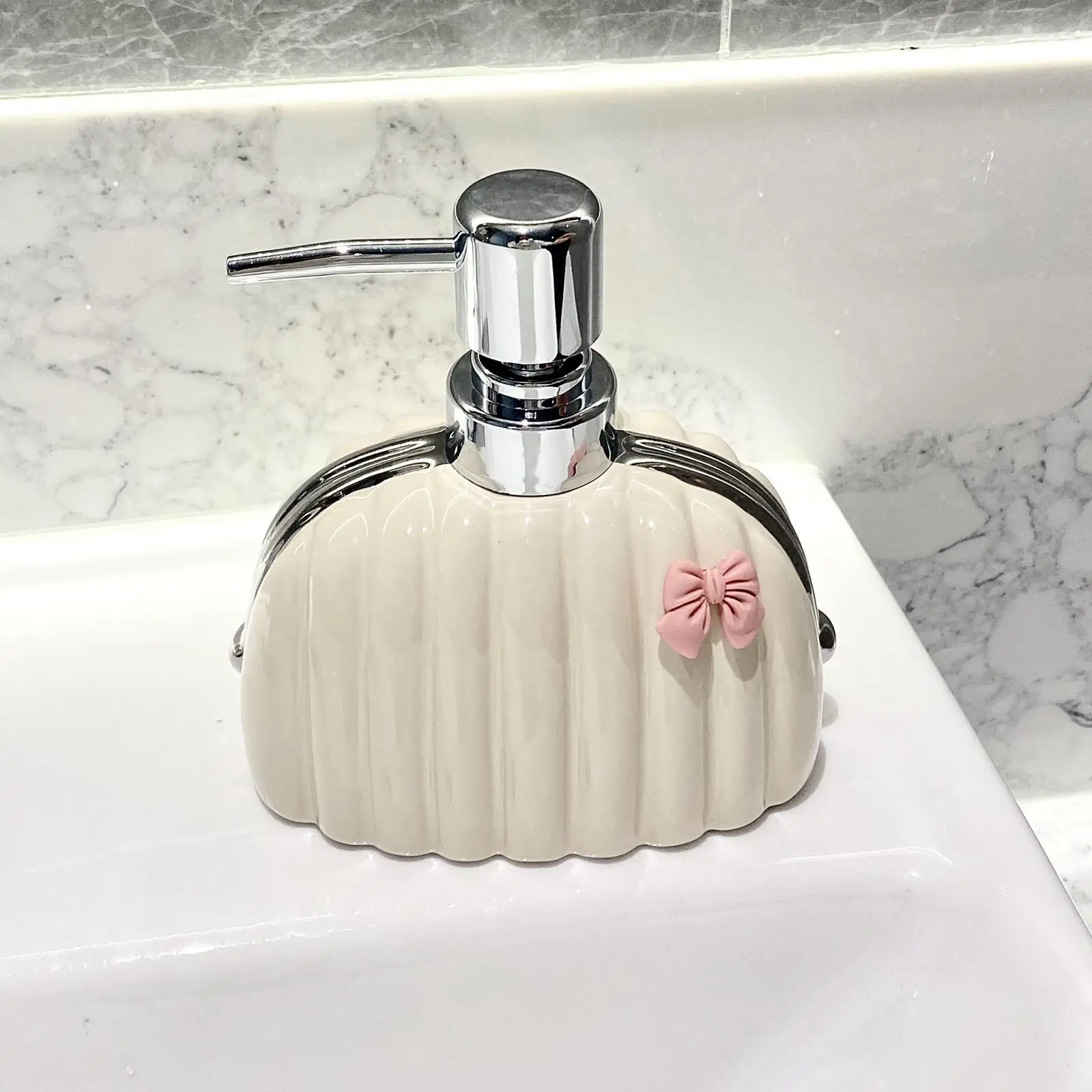 Lotion Pump Dispenser Cute Empty Liquid Dispenser Bow Tie White Hand Soap Dispenser for Hotel Bathroom Bedroom Kitchen Laundry