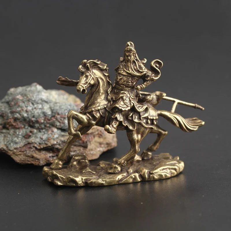 Elegante escultura en miniatura de un guerrero a caballo que exuda fuerza y ​​encanto histórico
