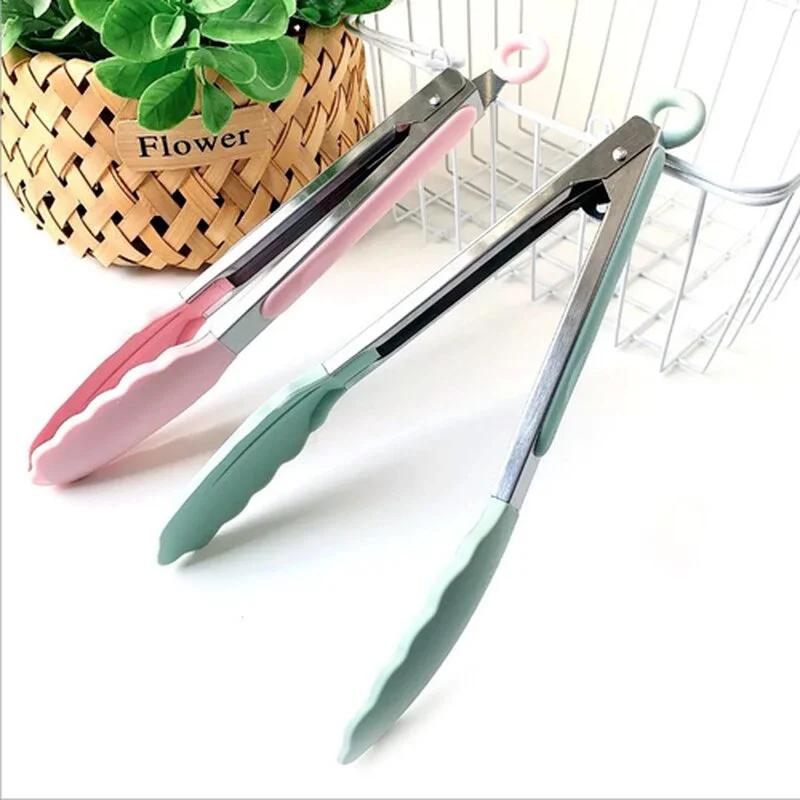 Una canasta con un par de tijeras rosa y azul