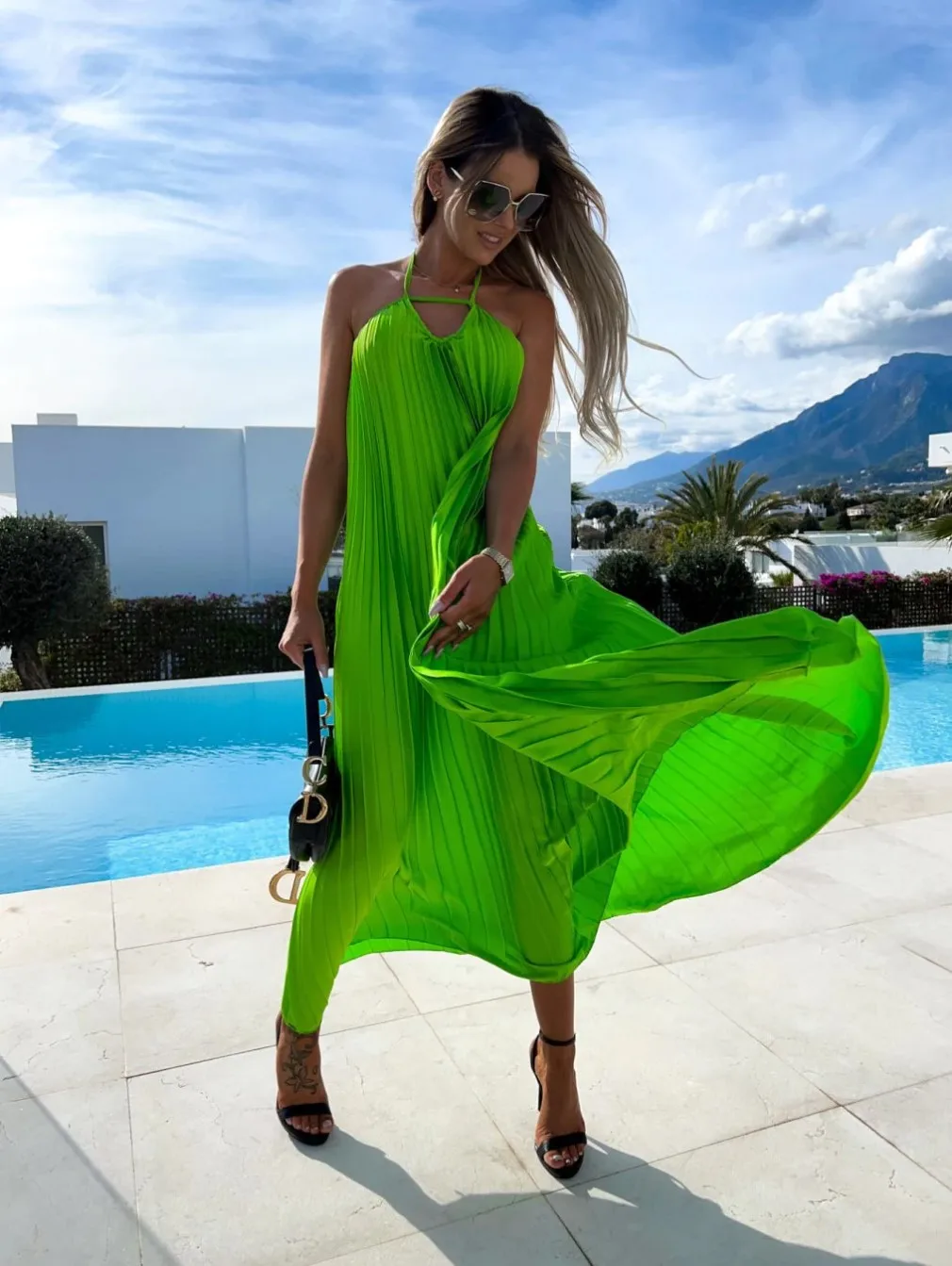 sukienka-satynowa-maxi-zielona