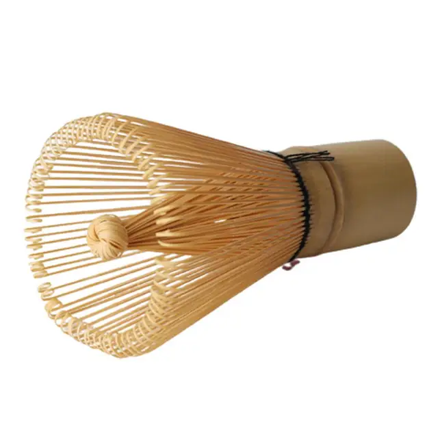 Batidor de bambú y boca para uso con té matcha Fotografía de stock - Alamy