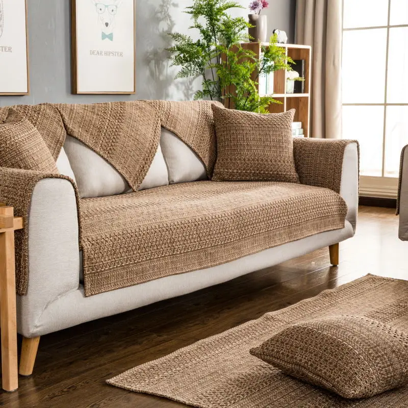 Кофейный диван с подушками