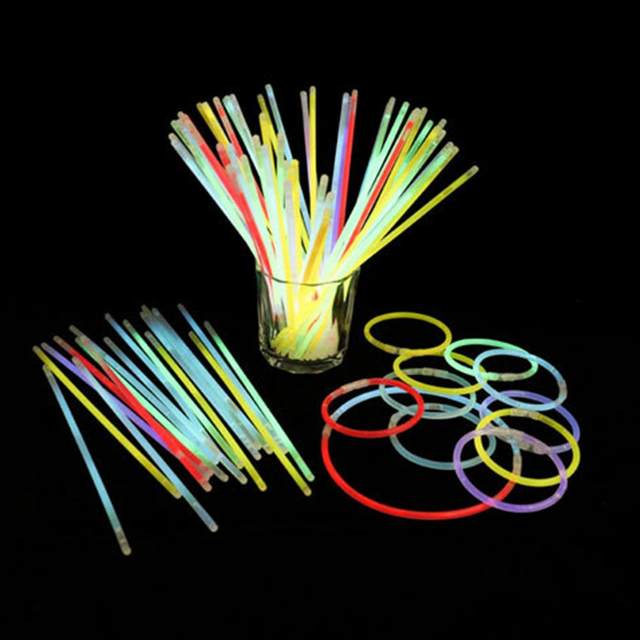 100 Pezzi Bastoncini Luminosi Colorati Casuali Imballati In Un Secchio,  Braccialetti Fluorescenti, Bastoncini Notturni Luminosi Per Il Ballo Del  Corpo, Barra Luminosa Argento