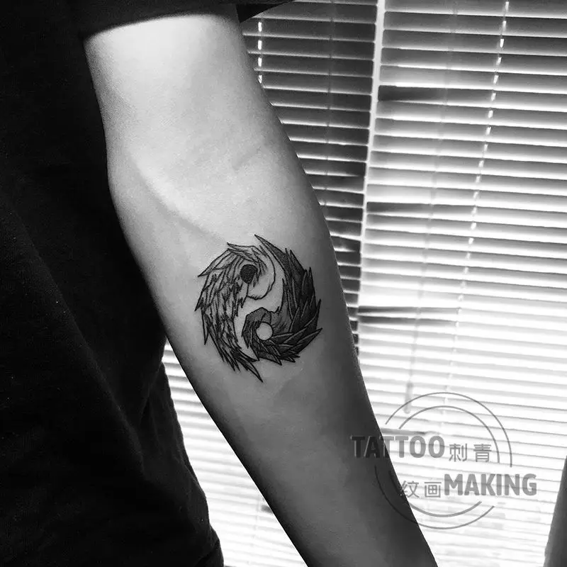 Тату инь-янь на руке — фото и эскизов татуировок года