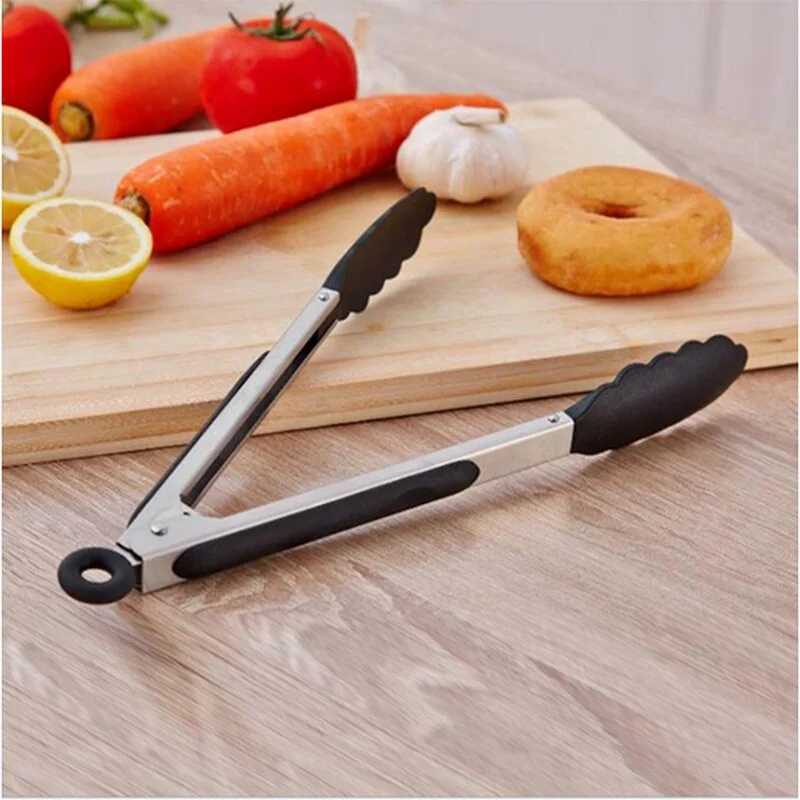 Un tablero con un cuchillo y una rosquilla