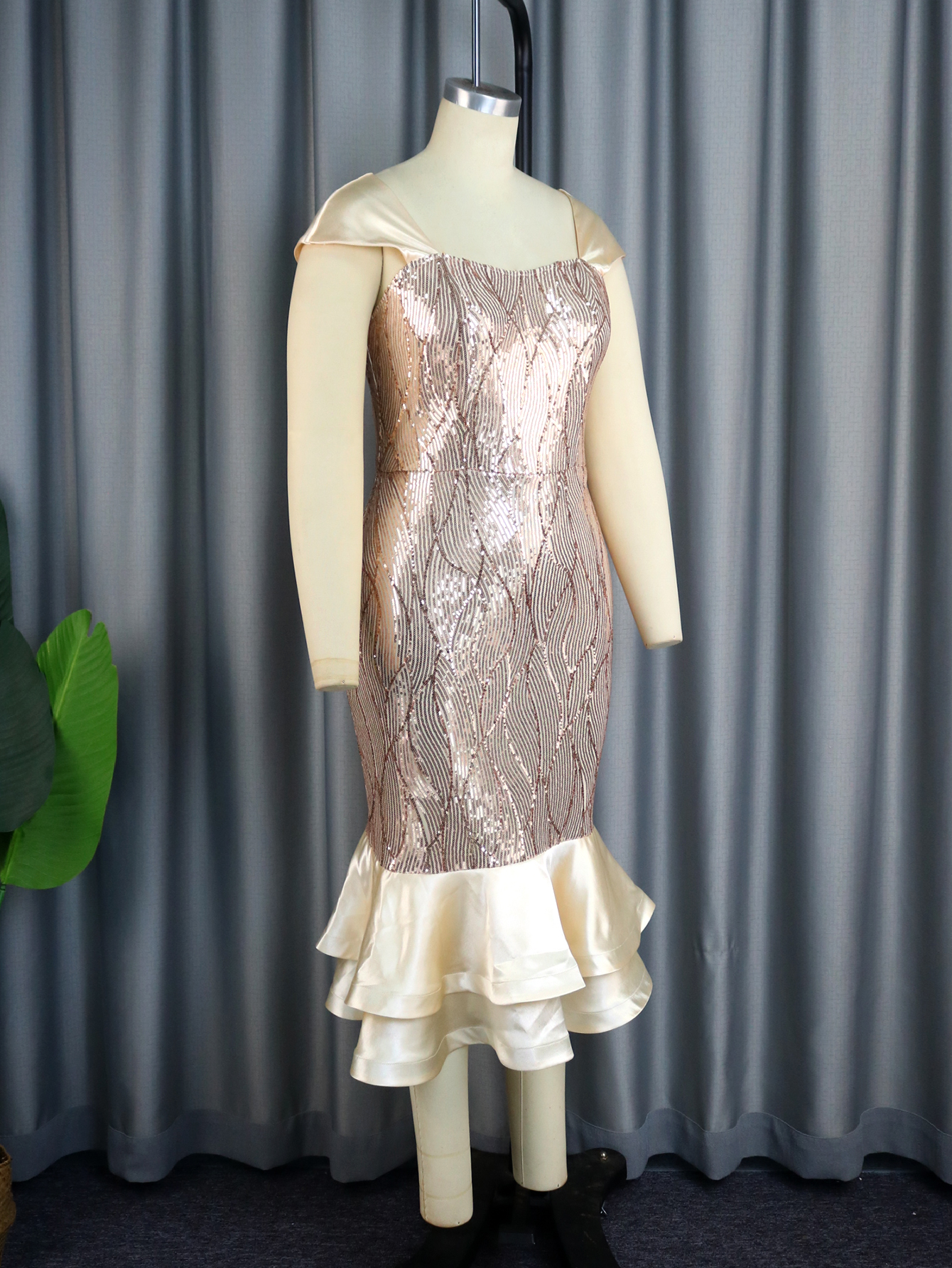 ombro nu, vestido grande, lantejoulas champagne, bling,