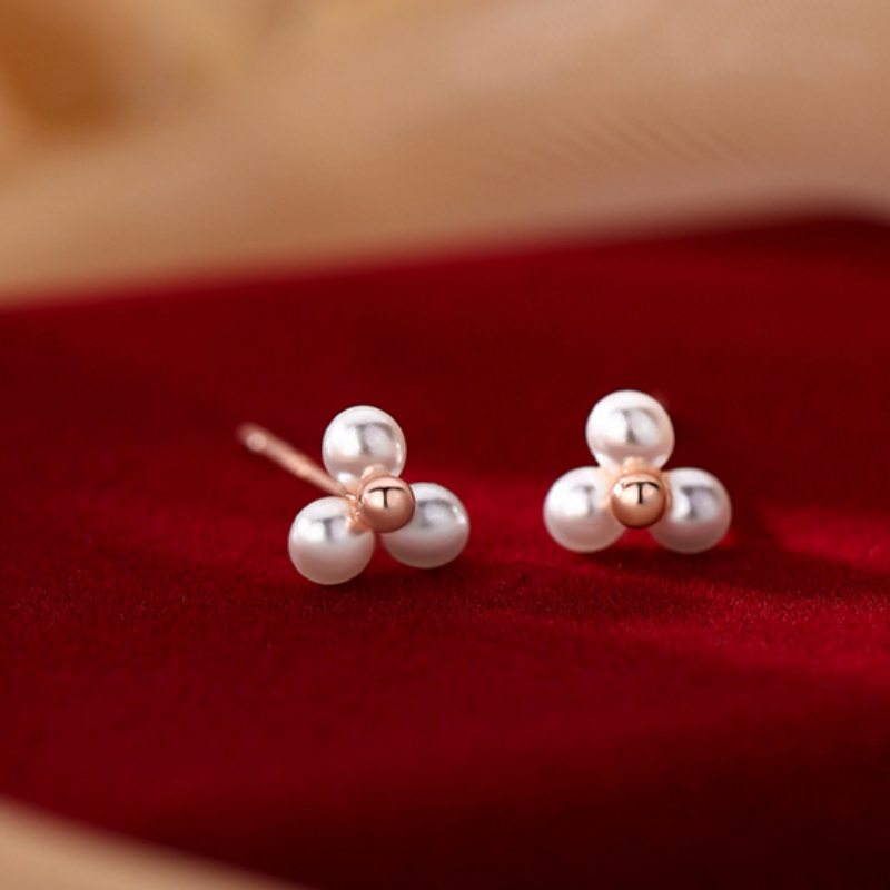 VOQ Silberfarbene runde Perlen-Dreieck-Ohrstecker für Damen, klassischer feiner Schmuck, minimalistische Accessoires, Perlenohrringe – Detail 10