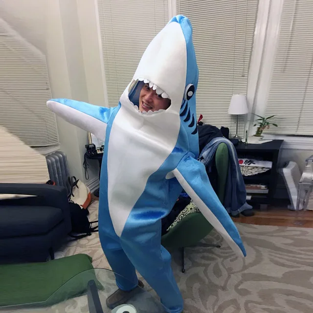 Costume d'homme avale par un requin, combinaison…
