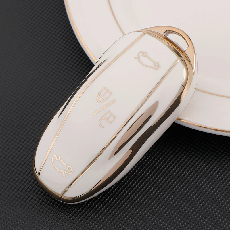 Funda de TPU colocada sobre una llave Tesla