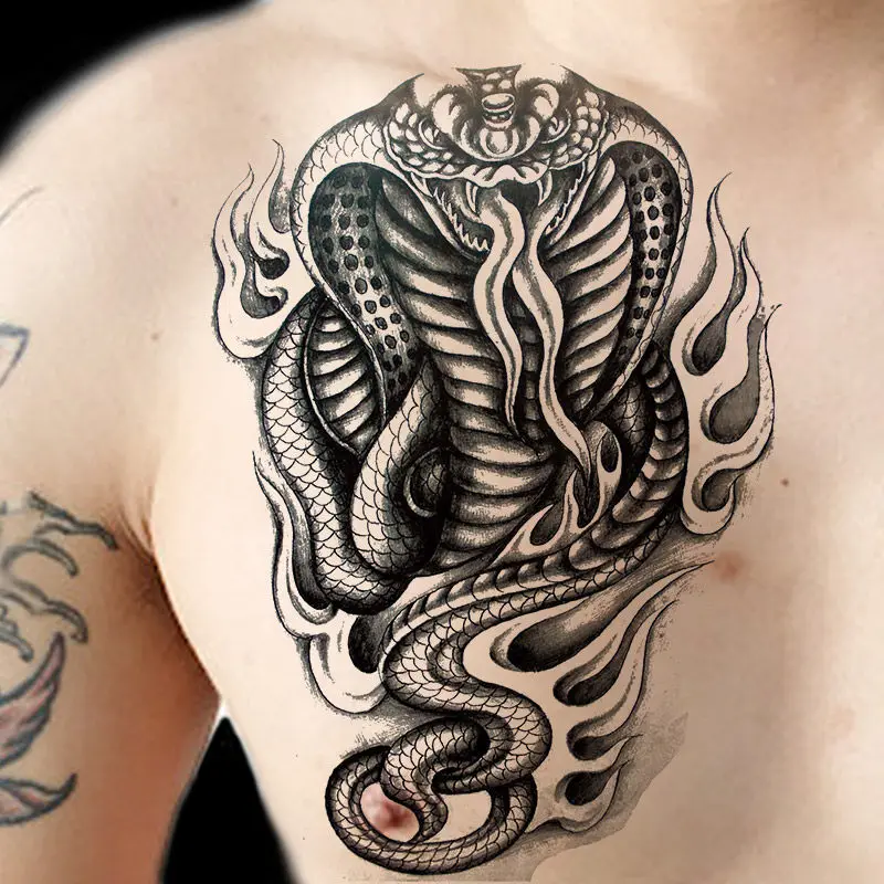 Значение татуировки кобра: опасная, но священная